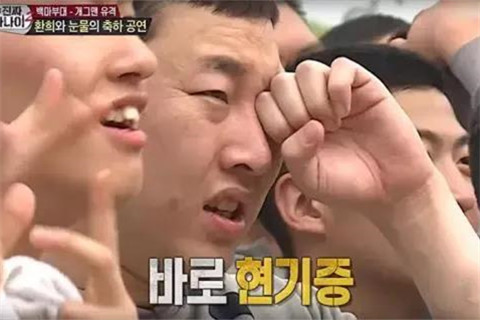 当性感女团遇到韩国士兵，少不了一场原始大狂欢11